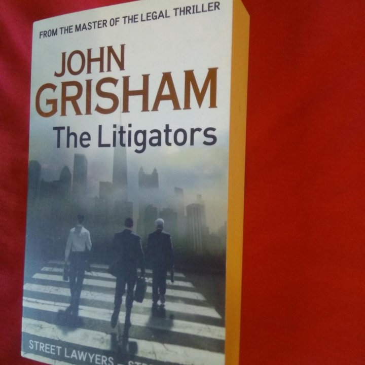 книга John Grisham: The Litigators