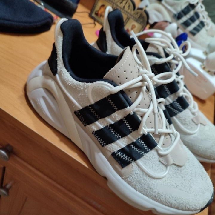 Кроссовки фирменные adidas