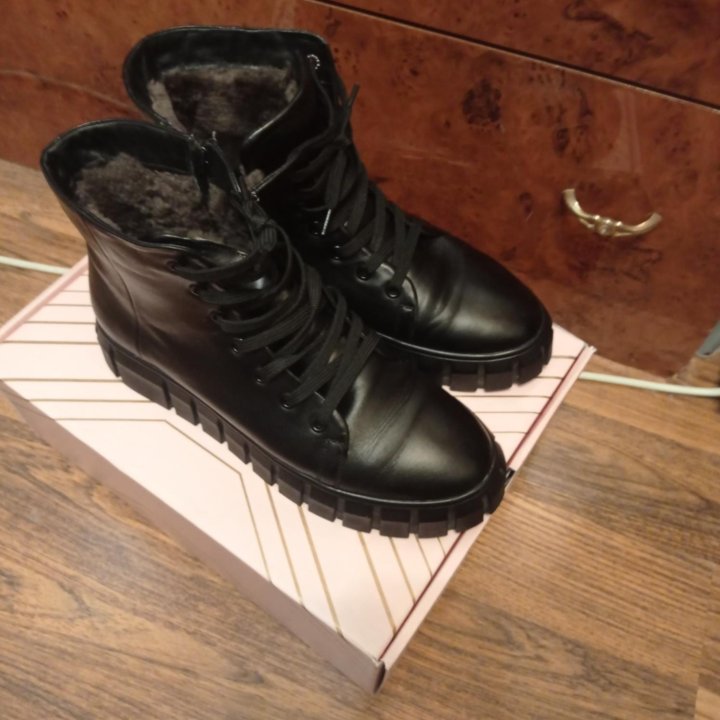 Полу ботинки !