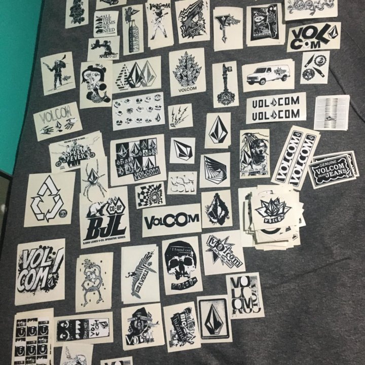 Наклейки Volcom