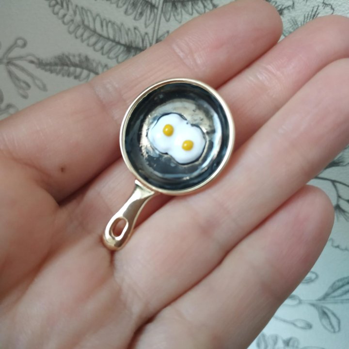 Брошь девочка