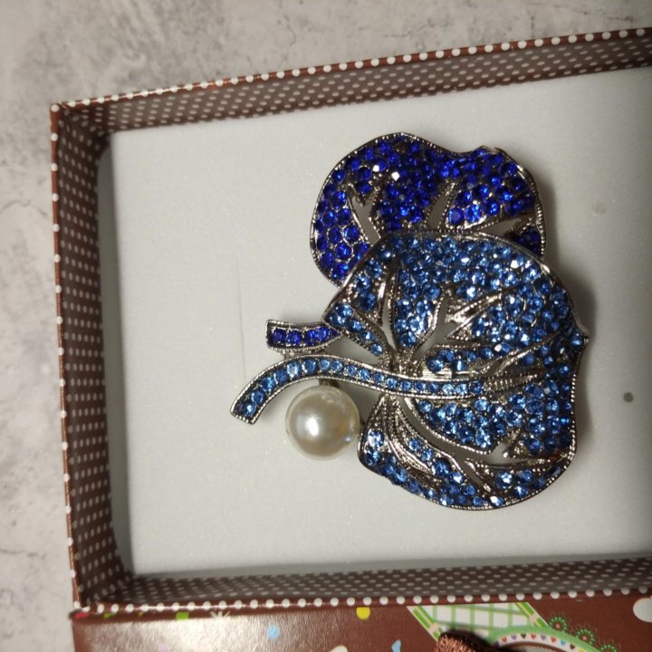Брошь синяя
