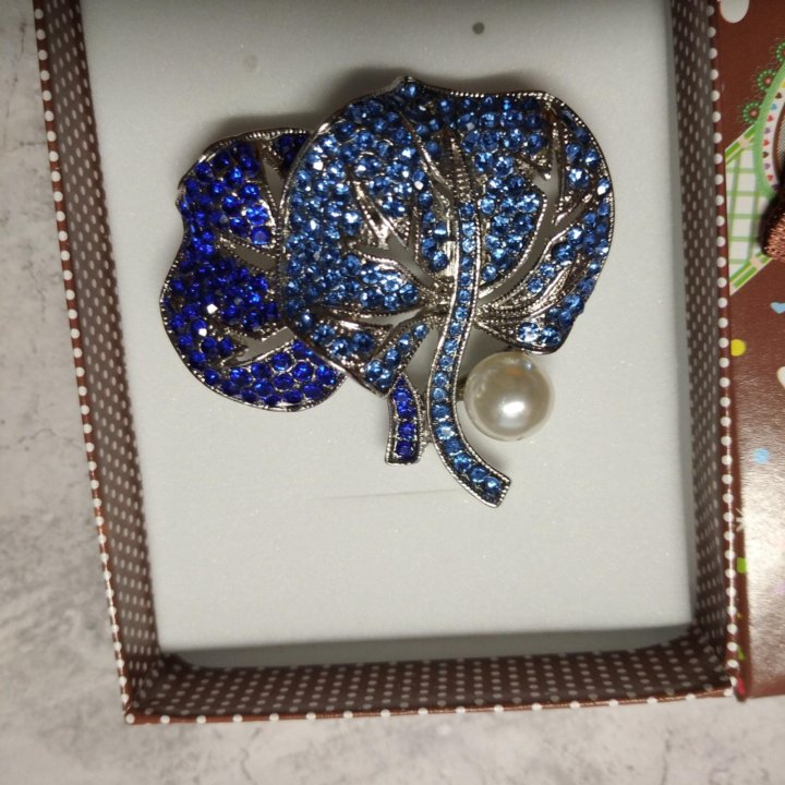 Брошь синяя