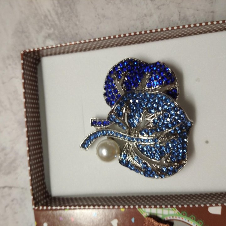 Брошь синяя