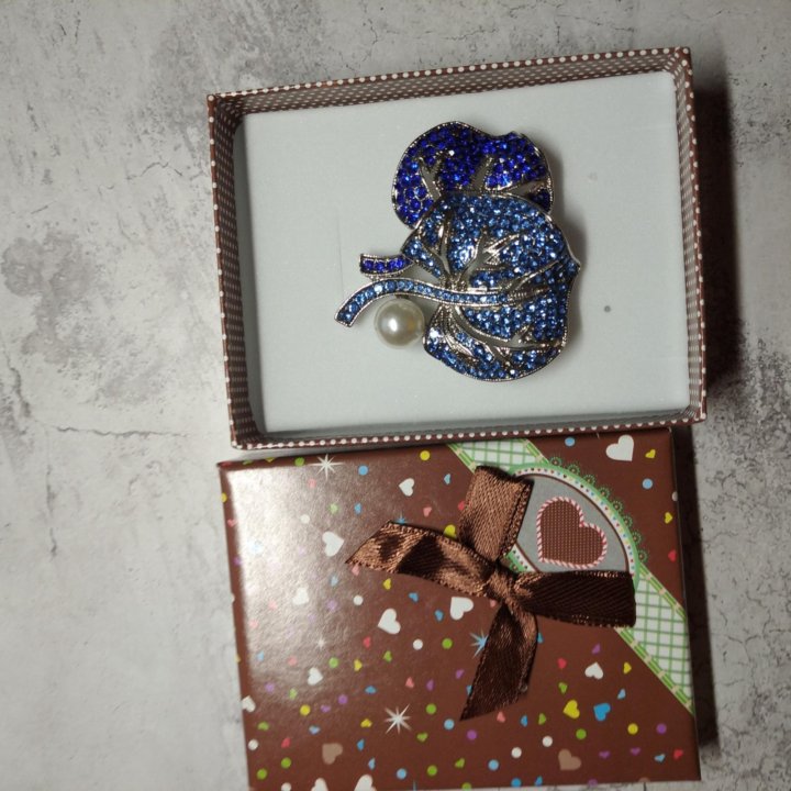 Брошь синяя