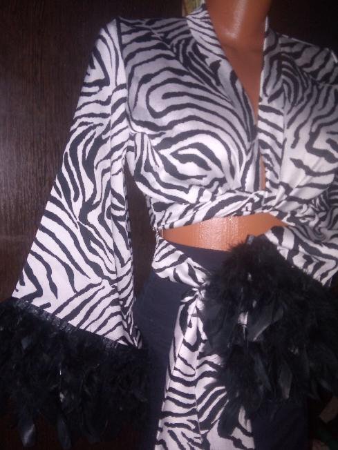 Блузка с перьями