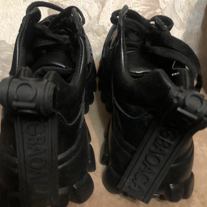 Кросовки женские