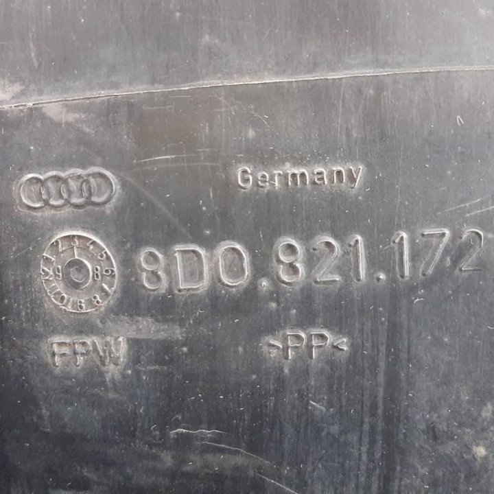 Подкрылок передний правый Audi A4 B5 1998г.