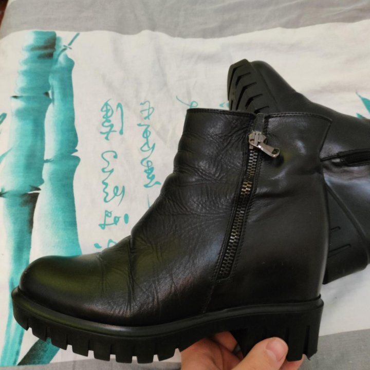 Женские ботинки