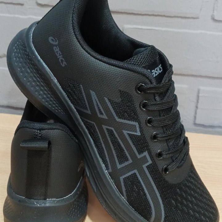 Кроссовки Asics новые черные