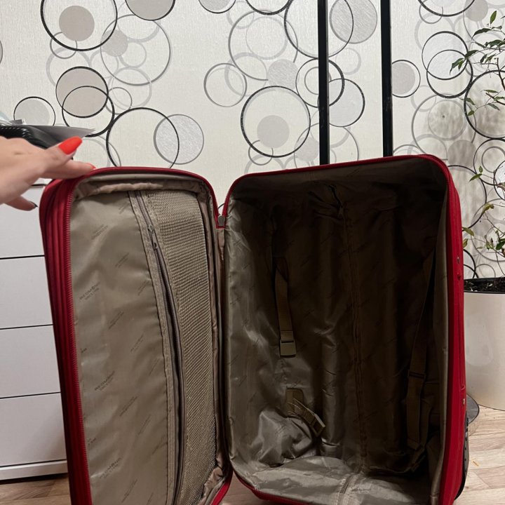 Красный чемодан Redmond