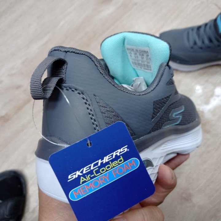 Новые кроссовки Skechers