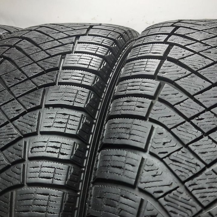 225/60R18 104T Pirelli Ice Zero FR