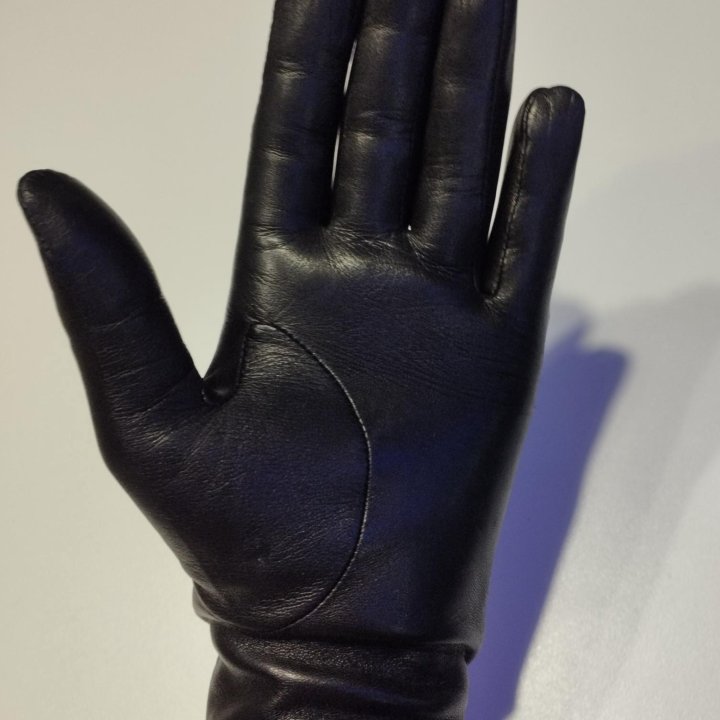 Лаковые перчатки