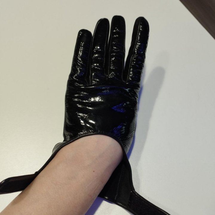 Лаковые перчатки