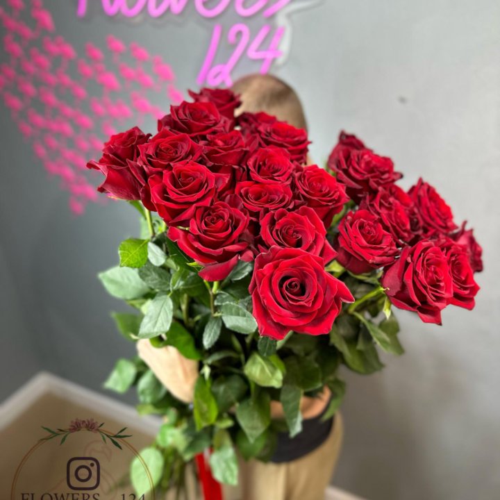 Розы красные метровые от Flowers124 цветы букеы