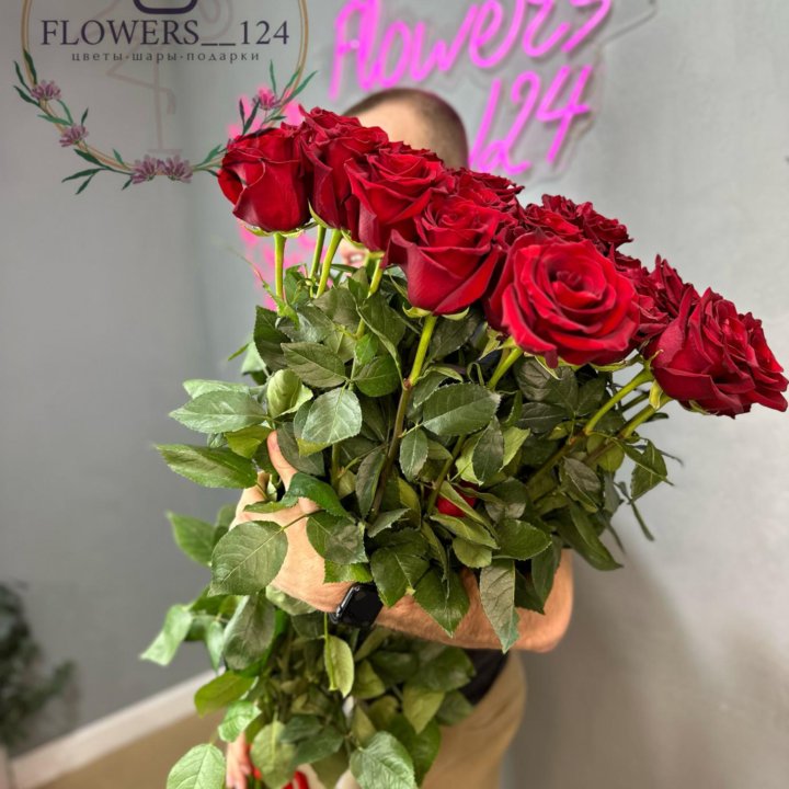 Розы красные метровые от Flowers124 цветы букеы