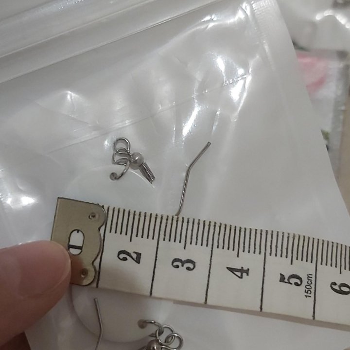 Серьги белые