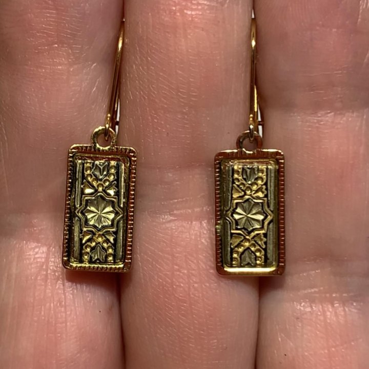 Миниатюрные серьги.