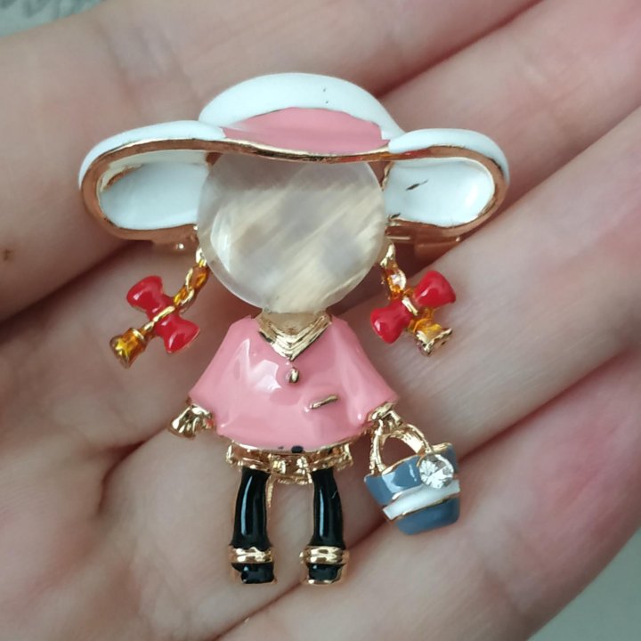 Брошь девочка