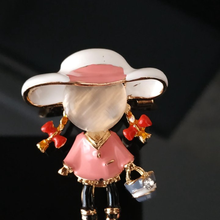 Брошь девочка