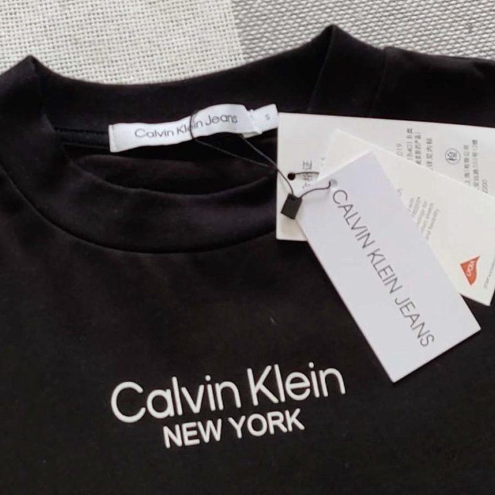 Футболка женская CalvinKlein!