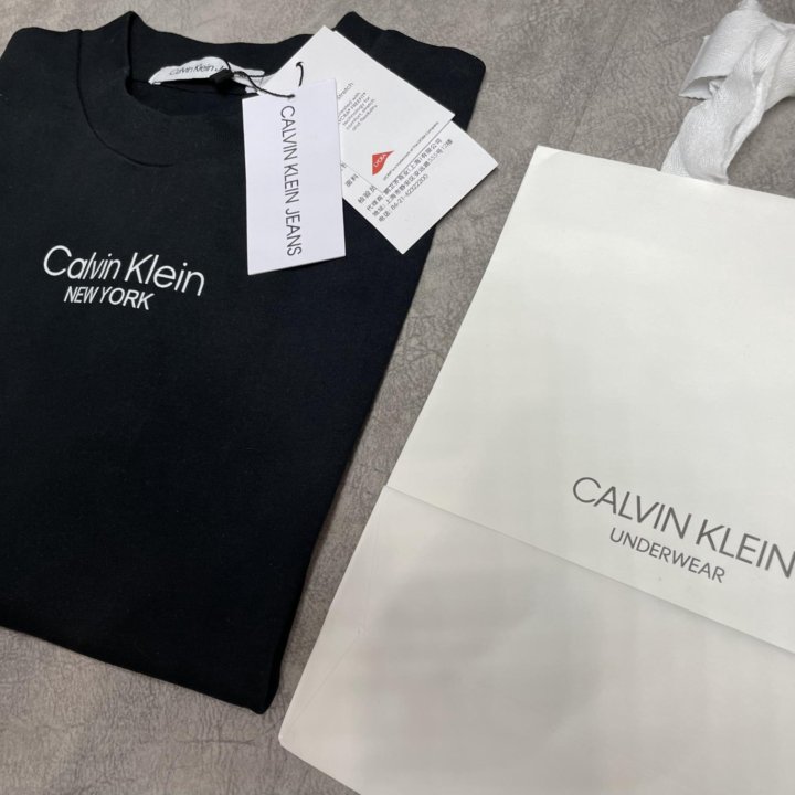 Футболка женская CalvinKlein!