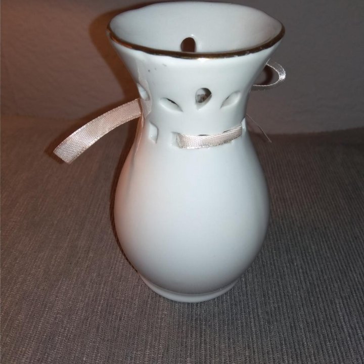Маленькая керамическая вазочка