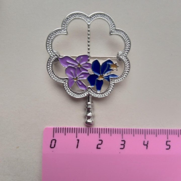 Брошь клевер