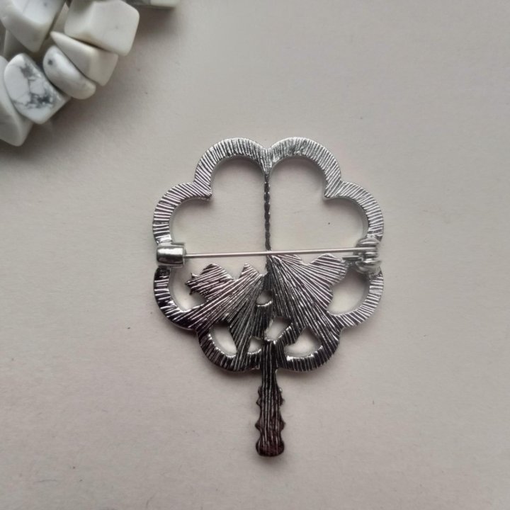 Брошь клевер