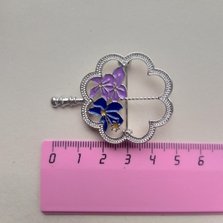 Брошь клевер