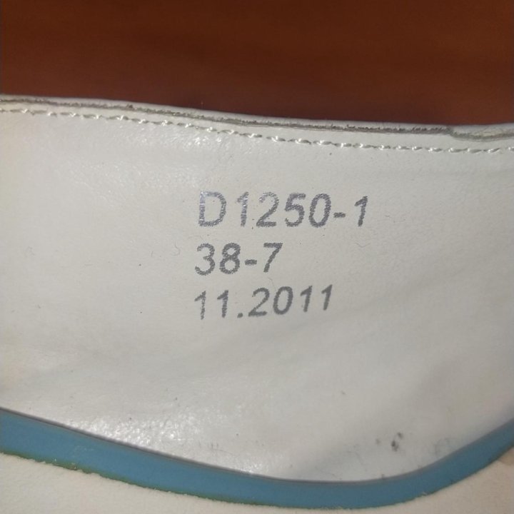 Босоножки 38