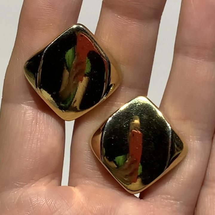 Стильные серьги.