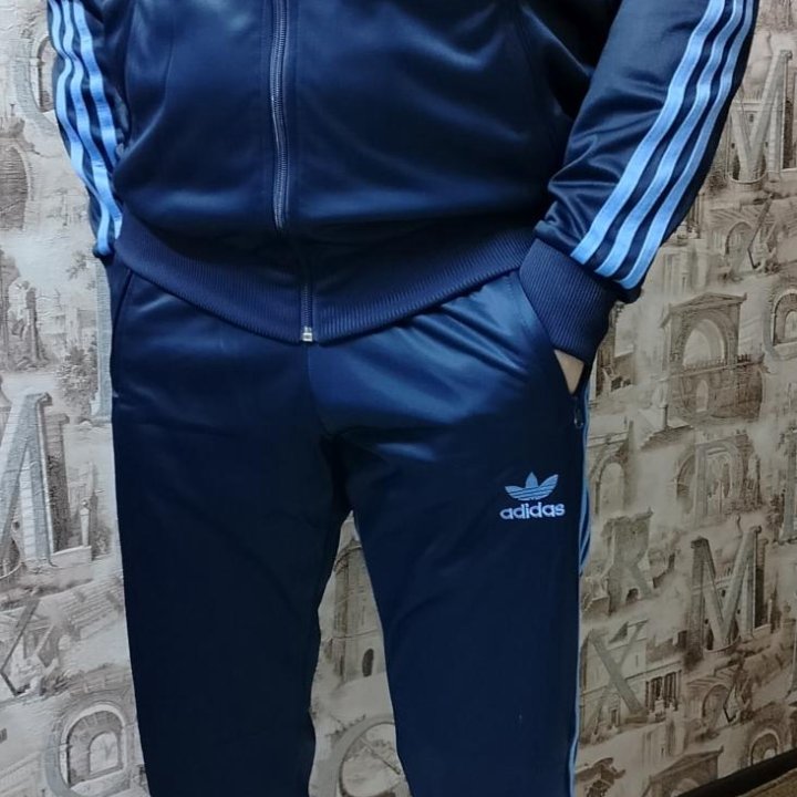 Новый спортивный костюм Adidas.