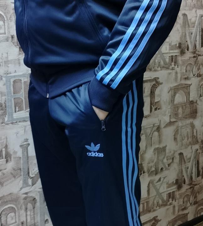 Новый спортивный костюм Adidas.