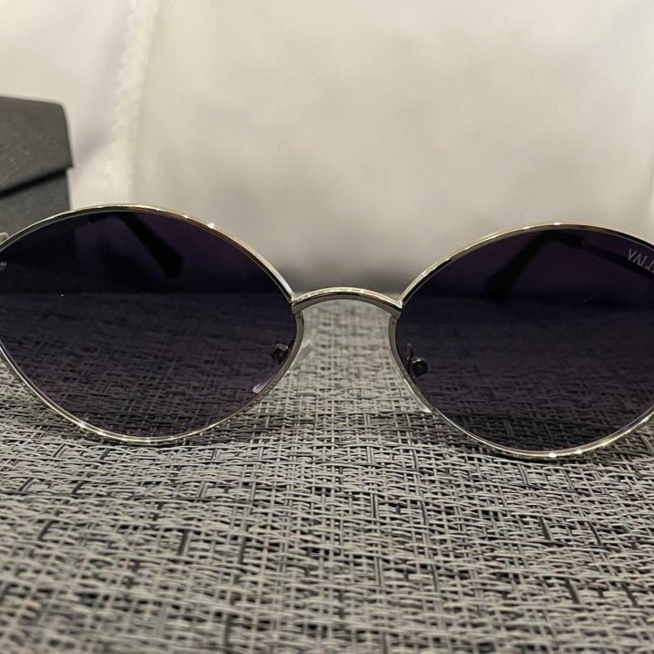 Очки Valentino