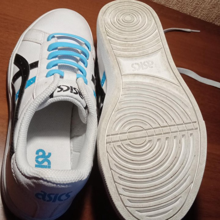Кроссовки Asics.