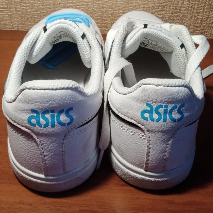 Кроссовки Asics.