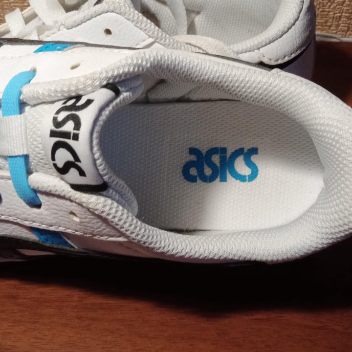 Кроссовки Asics.