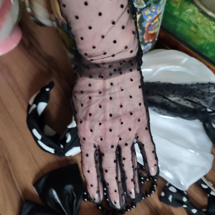Перчатки в горошек ретро
