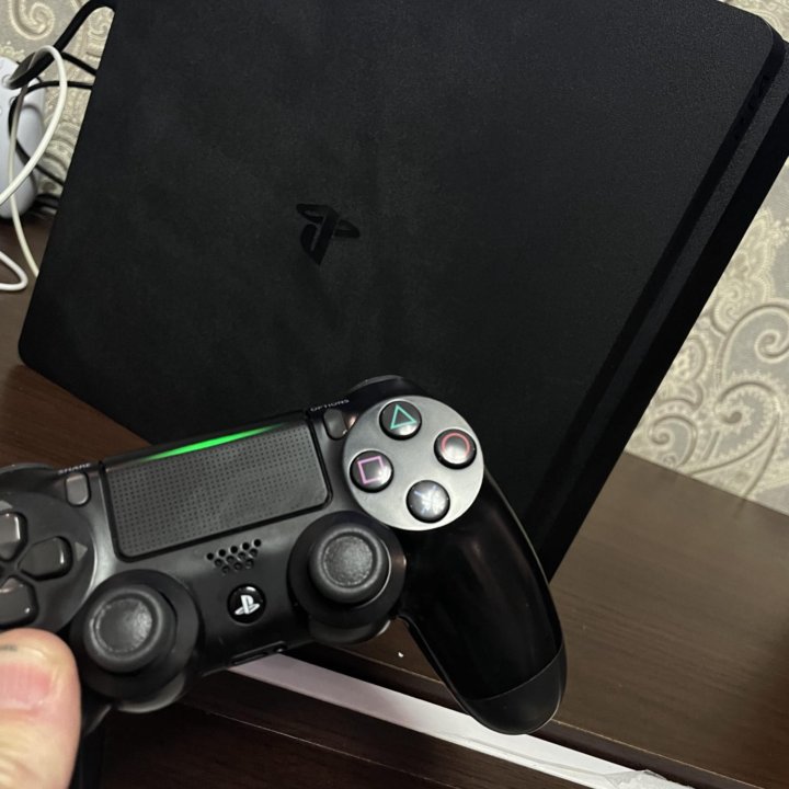 Продам Sony PS4 Slim 500Gb + игры + 2 джойстика