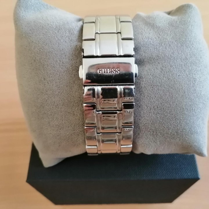 Часы Guess.