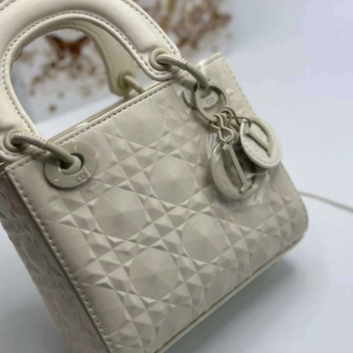 Кожаные сумки DIOR 