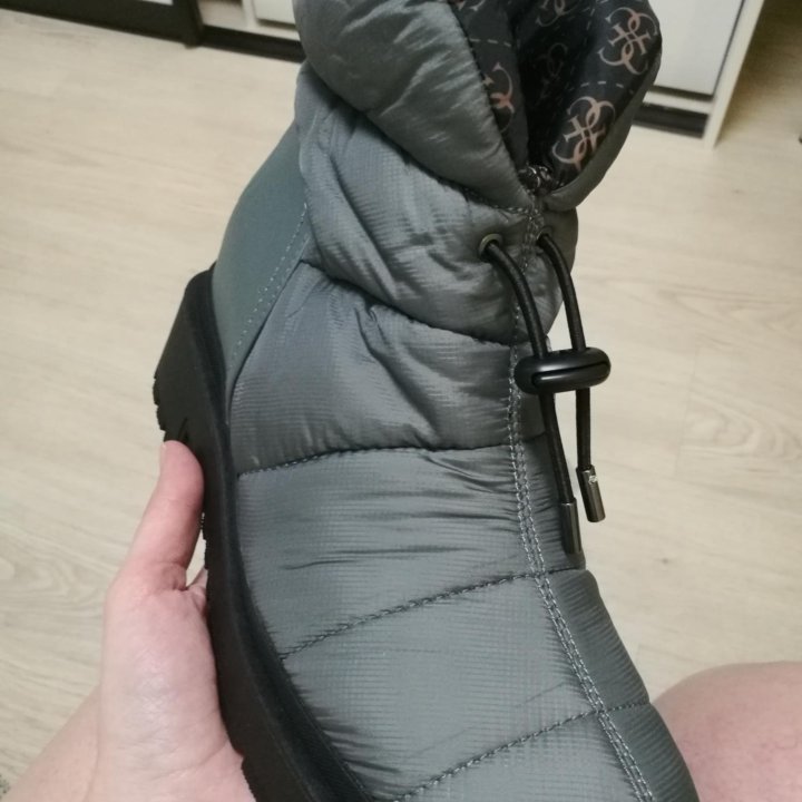 Ботинки ,Guess