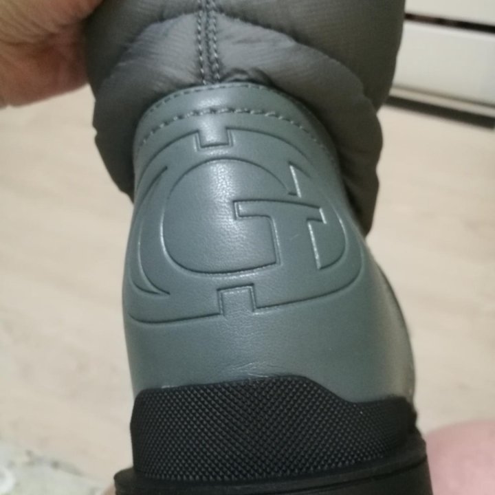 Ботинки ,Guess