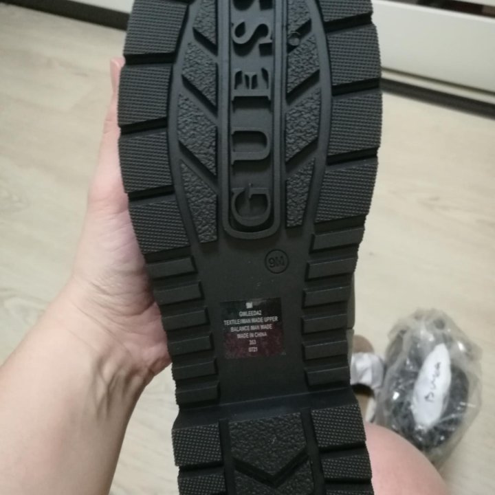 Ботинки ,Guess