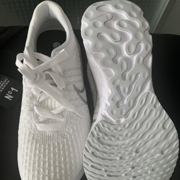 Nike кроссовки