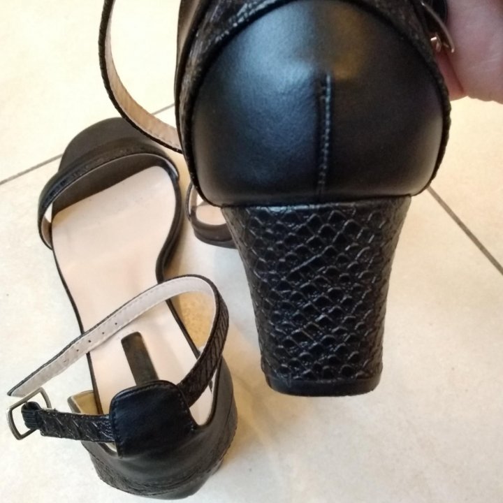 Босоножки черные