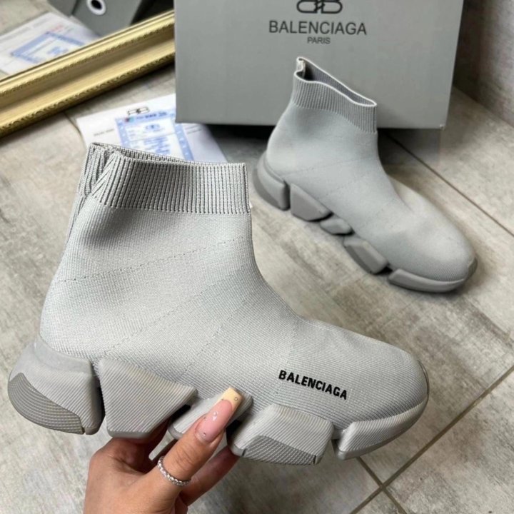 Стильные кроссовки