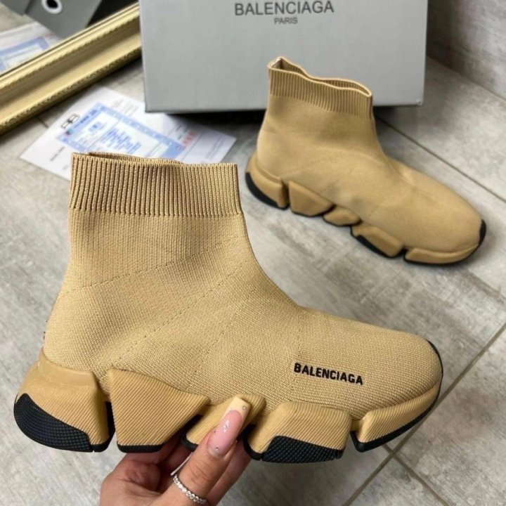 Стильные кроссовки